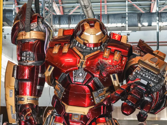 Armure Hulkbuster rouge et or d’Iron Man exposée dans la salle du restaurant Stark Factory