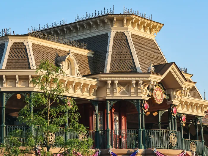 Façade victorienne à toiture d’ardoise de la gare Main Street Station du Disneyland Railroad