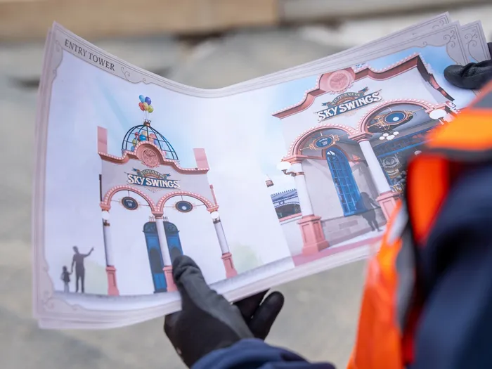Gros plan sur le visuel de conception de la tour d’entrée (Entry Tower) de Wilderness Explorers Sky Swings, présenté sur le chantier à Disney Adventure World.