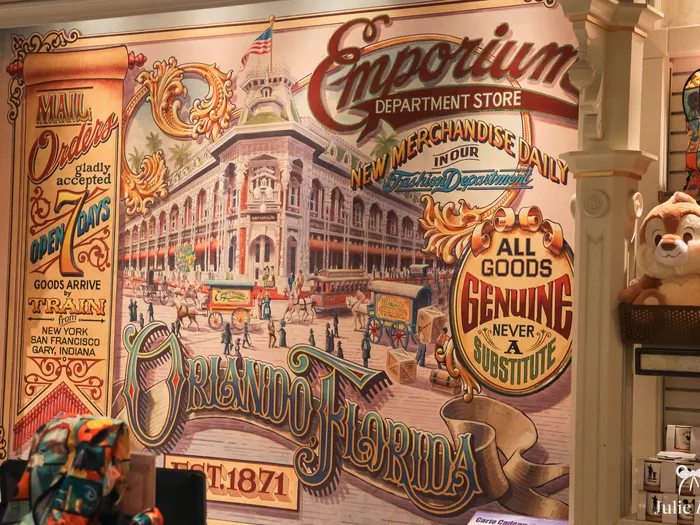 Fresque publicitaire rétro « Emporium Department Store » à l'intérieur de la boutique, à Disneyland Paris.