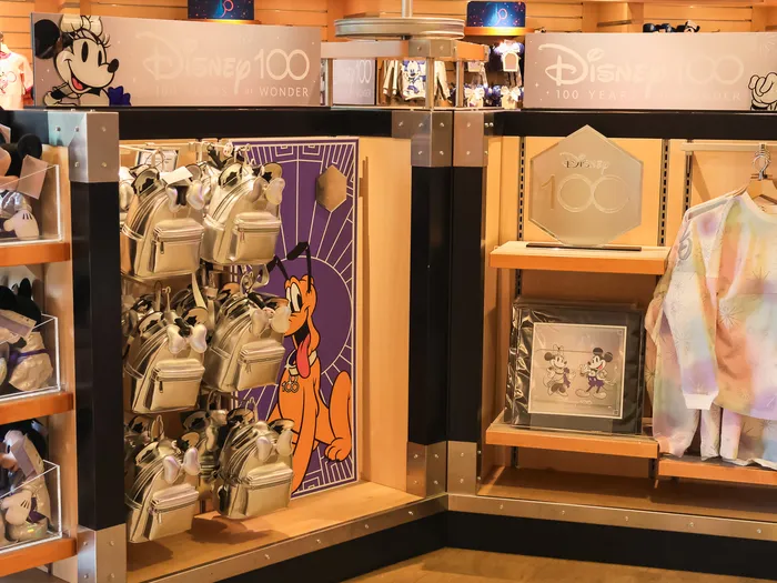 Collection Disney100 avec peluches, mini sacs à dos et sweat pastel à Disneyland Paris