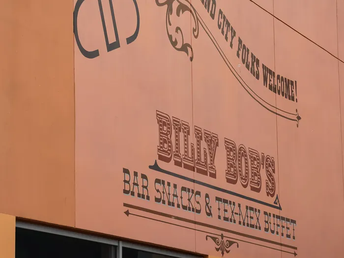 Façade du Billy Bob’s peinte à l’enseigne « Bar Snacks & Tex-Mex Buffet » au Disney Village