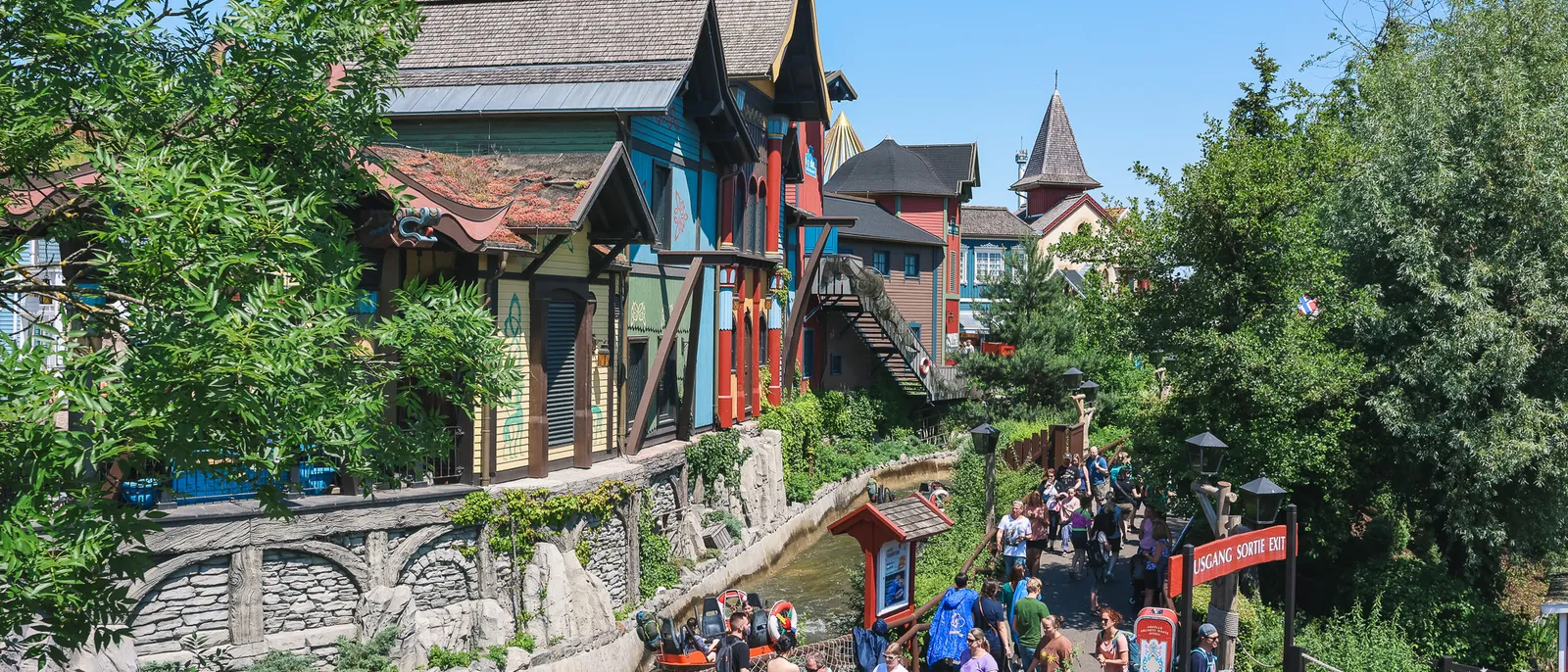 Maisons colorées à colombages et allée animée de visiteurs sous le soleil à Europa-Park