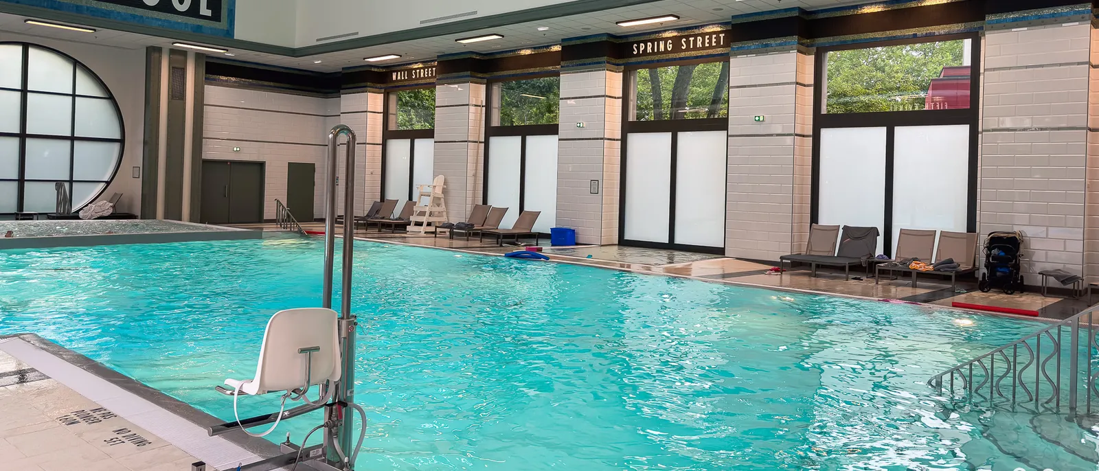 piscine couverte Metro Pool aux décors new-yorkais, siège élévateur PMR, hôtel New York The Art of Marvel.