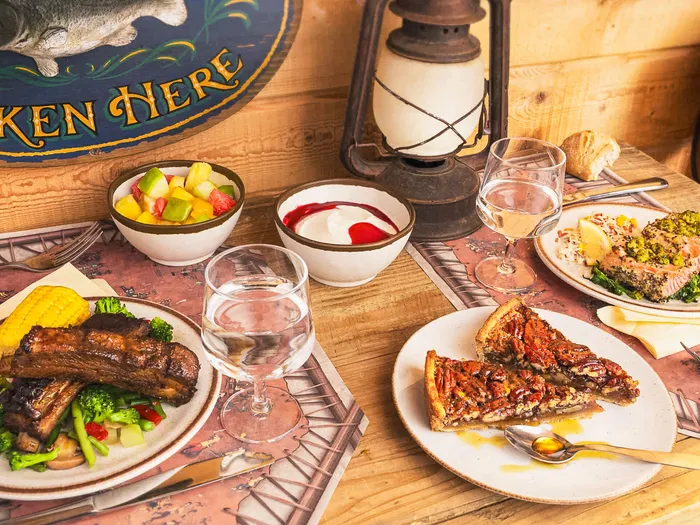 Plats du Crockett’s Tavern : travers de porc, maïs, tarte aux noix de pécan et salade de fruits