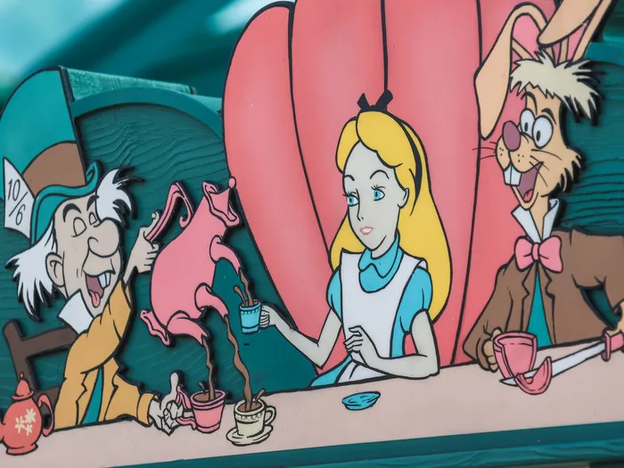 Panneau peint représentant Alice, le Chapelier fou et le Lièvre de Mars autour d’une théière, décor du Mad Hatter’s Tea Cups.