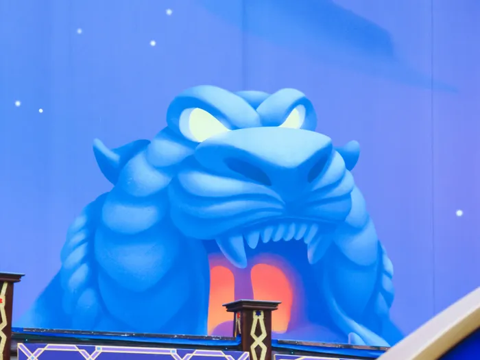 Grande tête de tigre bleu gueule ouverte, décor de la Caverne aux Merveilles de l’attraction