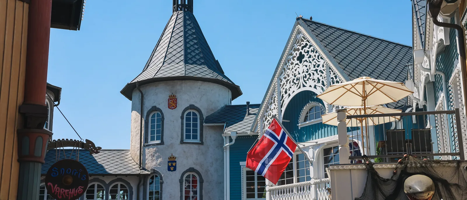 Tourelle pointue et drapeau norvégien devant des façades blanches du quartier scandinave à Europa-Park