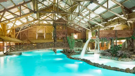 Le toboggan de la piscine intérieure du Disney Davy Crockett Ranch, dans un décor de trappeur