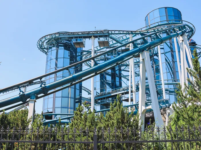Rails bleus de l’Euro-Mir s’enroulant autour de hautes tours miroir à Europa-Park