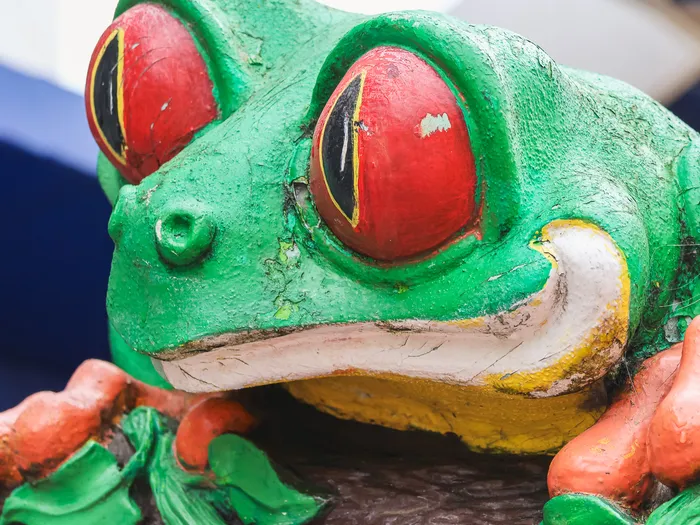 Statue de rainette verte aux gros yeux rouges, élément de décor du Rainforest Café au Disney Village.