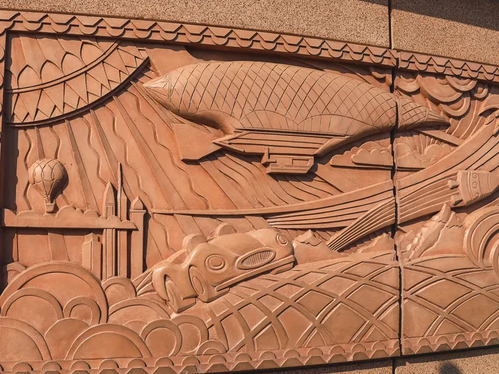 Fresque sculptée rétrofuturiste (dirigeable, fusée, montgolfière) sur la façade de la boutique Constellations, Disneyland Paris