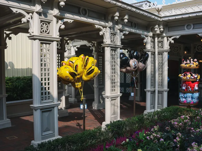 The hire pavilion and its shop at the entrance to Disneyland Paris, with its Mickey balloons.