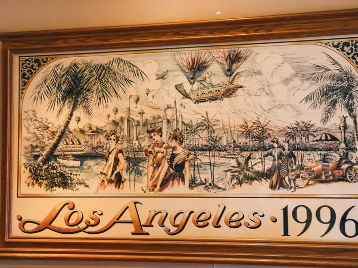 Fresque encadrée « Los Angeles 1996 » illustrant une ville futuriste rétro dans la Discovery Arcade.