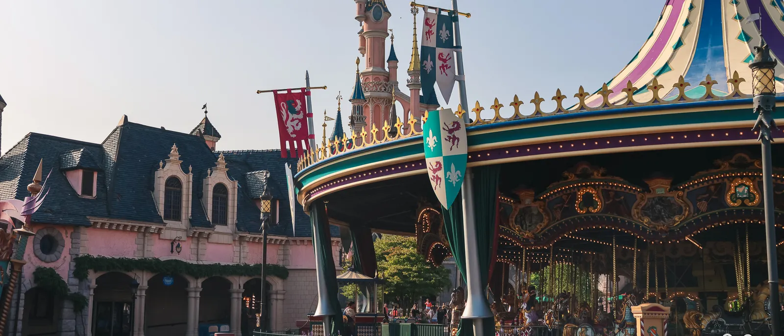 Le Carrousel de Lancelot et ses bannières héraldiques devant le château de la Belle au Bois Dormant, Fantasyland.
