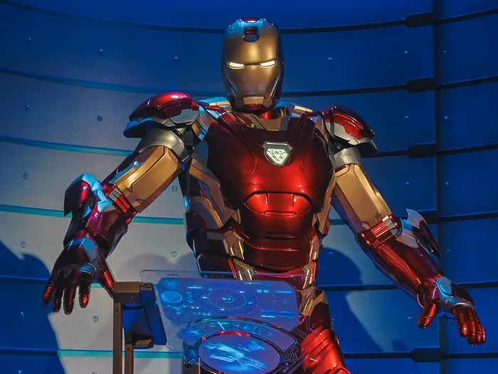 Figurine grandeur nature d’Iron Man en armure rouge et or devant une console lumineuse, dans Avengers Flight Force.