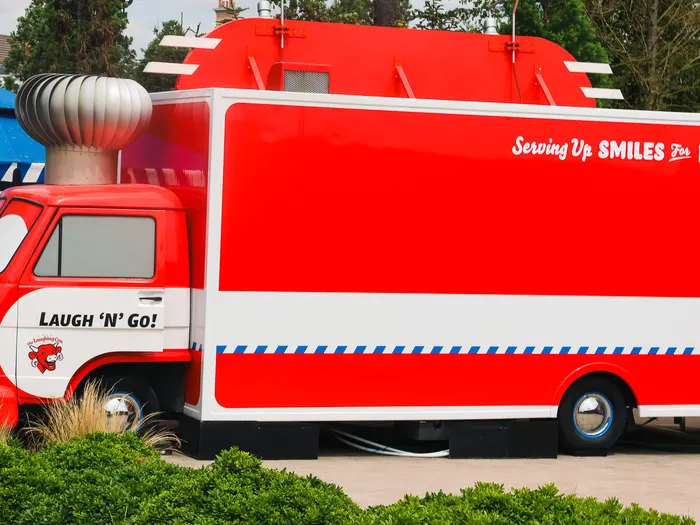 Food truck rouge Laugh ’N’ Go! aux allures de camion Cars, au Parc Disney Adventure World