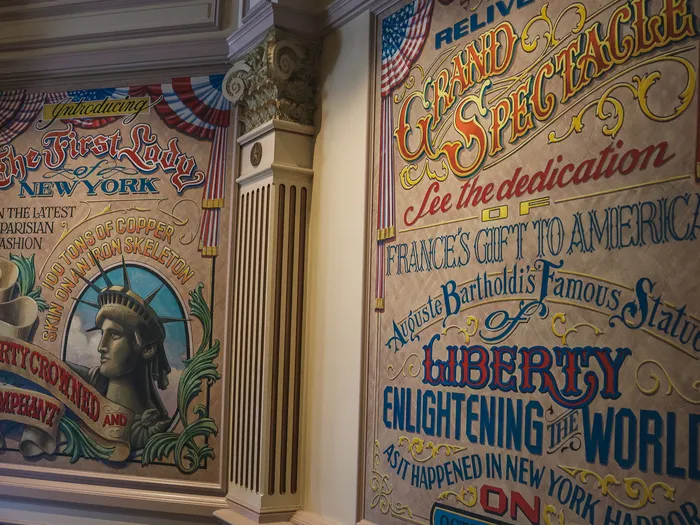 Fresques peintes évoquant « The First Lady of New York » et « Liberty Enlightening the World » au Liberty Arcade.