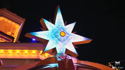 Grande étoile lumineuse blanche et bleue, décoration de Noël illuminée la nuit à Disneyland Paris