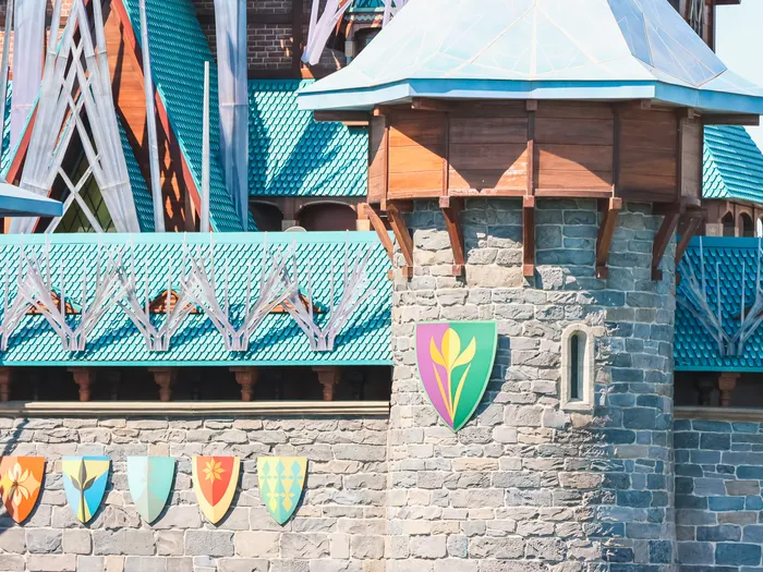 Toits turquoise et blasons colorés du château d’Arendelle, dans le land World of Frozen.