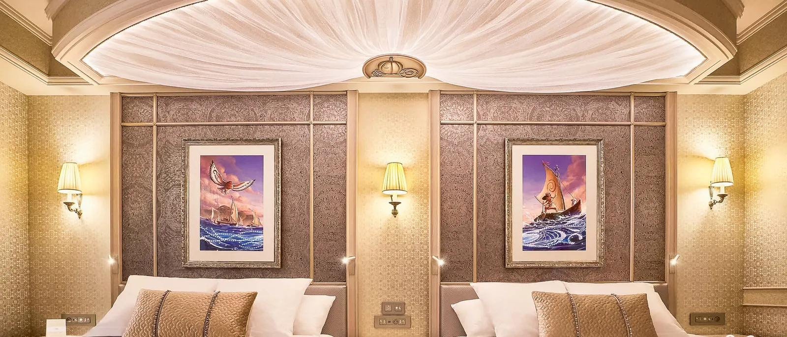 chambre Club du Disneyland Hotel, deux lits sous un ciel de lit drapé, tableaux encadrés inspirés de Vaiana.
