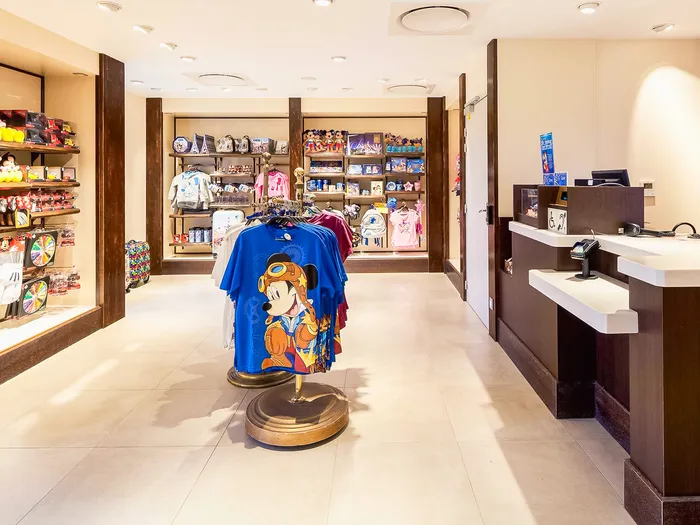 Boutique du B&B Hotel Disney avec présentoir de tee-shirts Mickey et étagères de souvenirs