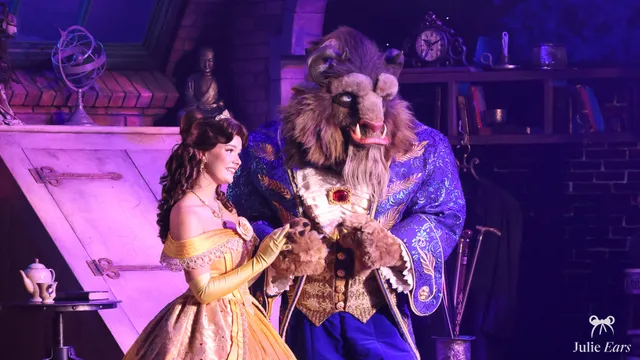 La Bête, en habit bleu et or, aux côtés de Belle lors d’un spectacle à Disneyland Paris.