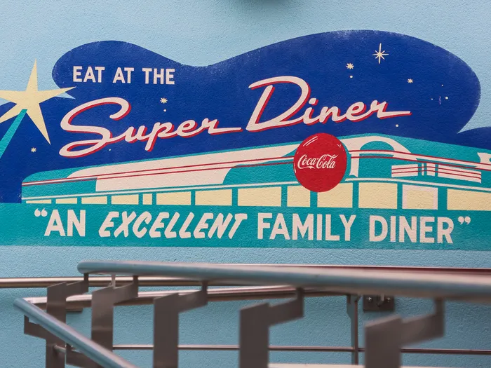 Fresque murale style diner américain années 50 marquée « Eat at the Super Diner » au restaurant