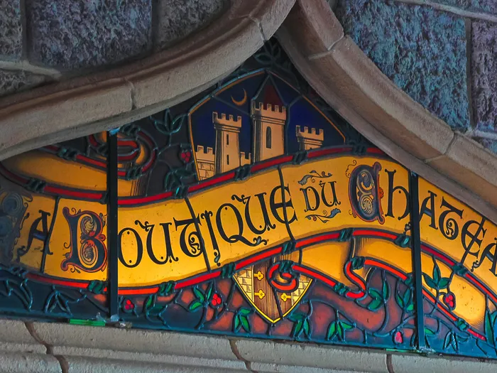 Enseigne « La Boutique du Château » à Disneyland Paris.