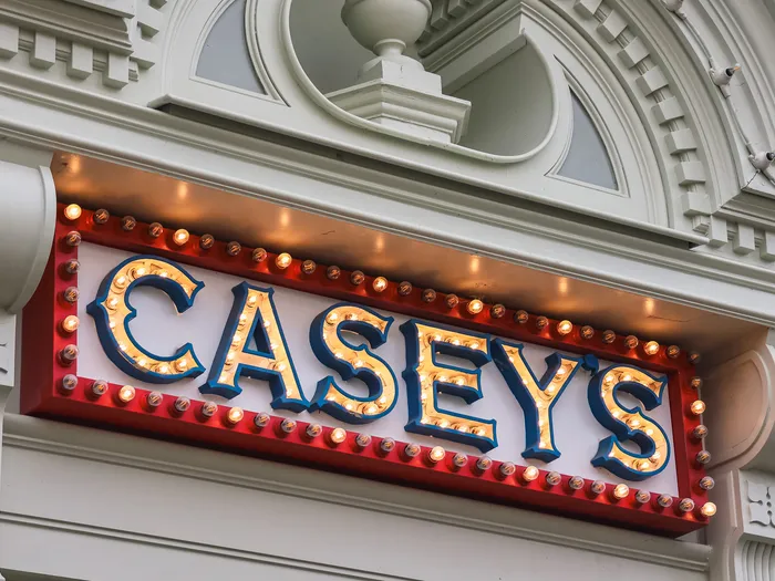 L'enseigne « Casey's » cerclée d'ampoules allumées sur la façade blanche de Main Street USA.