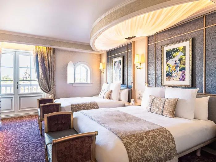 chambre Castle Club du Disneyland Hotel, deux lits, ciel de lit drapé et fenêtre donnant sur le château.