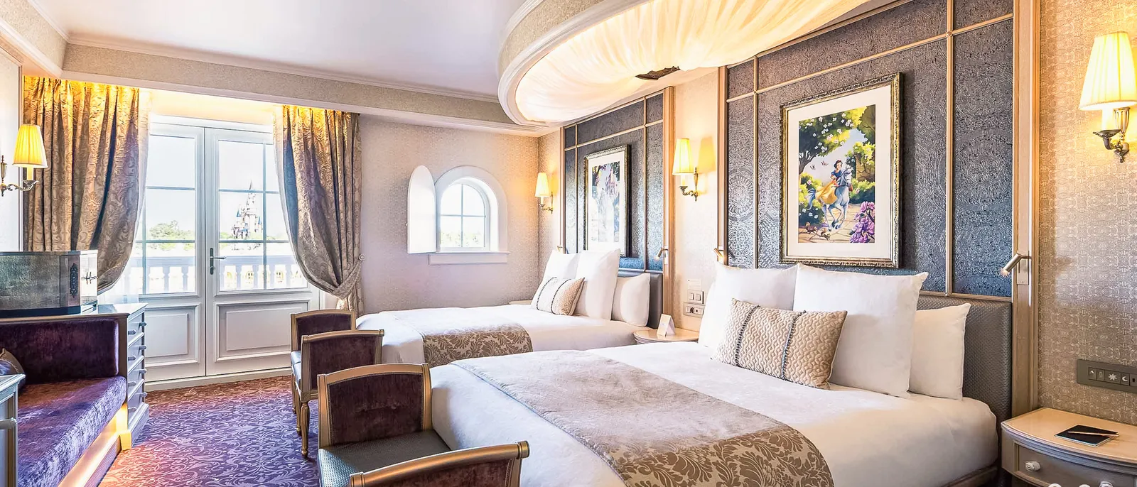 chambre Castle Club du Disneyland Hotel, deux lits, ciel de lit drapé et fenêtre donnant sur le château.