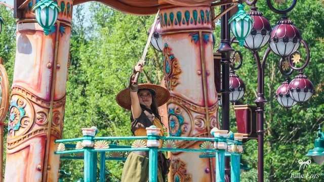 La princesse Raya, chapeau conique et épée levée, sur un char de la parade à Disneyland Paris.