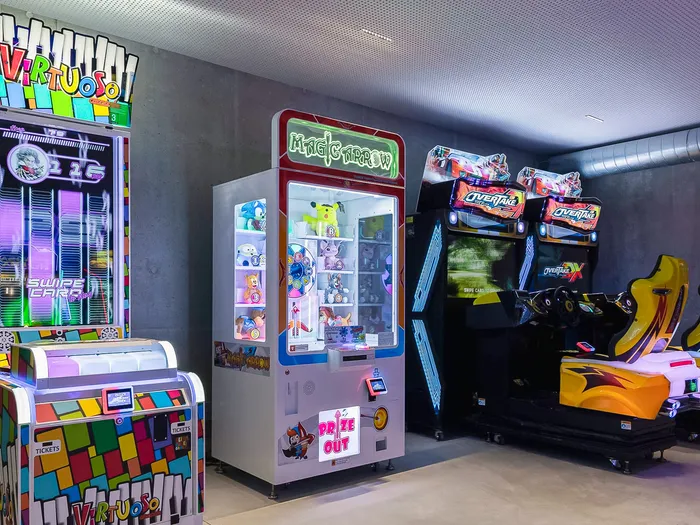 Salle de jeux Ki Space avec bornes d’arcade et jeu de course dans un hôtel Disneyland Paris