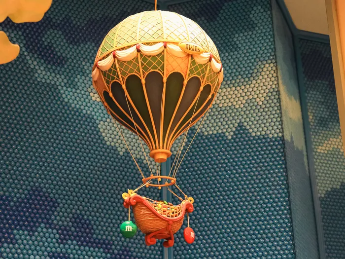 Montgolfière décorative suspendue au Boardwalk Candy Palace, Main Street U.S.A., Disneyland Paris