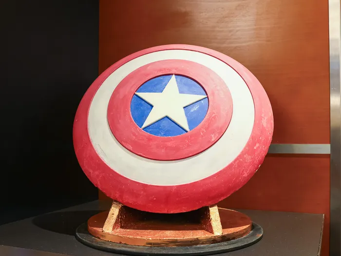 Sculpture du bouclier rouge, blanc et bleu de Captain America exposée au Downtown Restaurant de l’Hotel New York