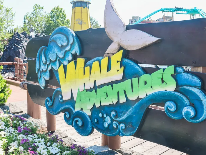 Enseigne colorée de l’attraction Whale Adventures avec une queue de baleine à Europa-Park