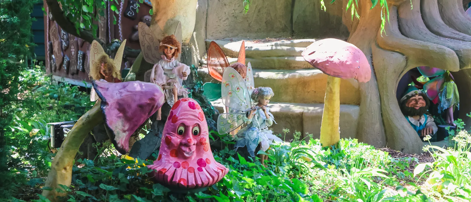 Figurines de contes, champignons et lutins nichés dans la verdure à Europa-Park