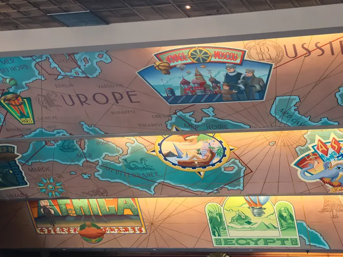 Fresque murale illustrant l’Europe, la Russie et l’Afrique au plafond du Café Hyperion à Discoveryland.