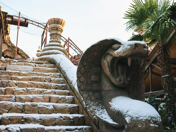 Escalier de pierre enneigé bordé d’un cobra sculpté, dans le décor d’Indiana Jones and the Temple of Peril.