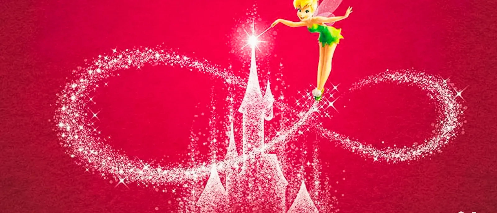 La Fée Clochette trace un symbole infini scintillant au-dessus du château, sur fond rouge Disneyland Paris.