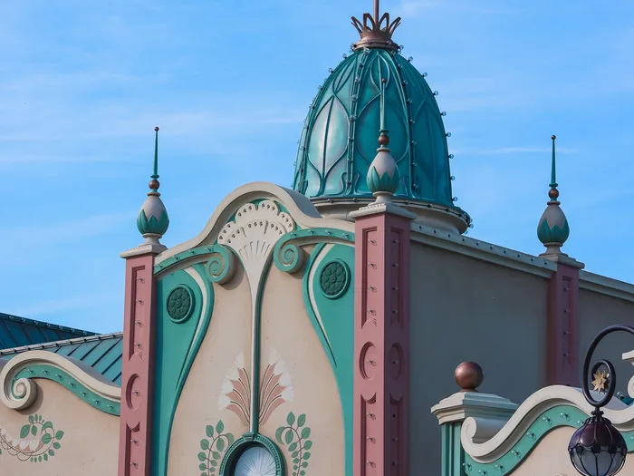 Façade Art nouveau du Regal View Restaurant avec dôme vert et pinacles sous un ciel bleu