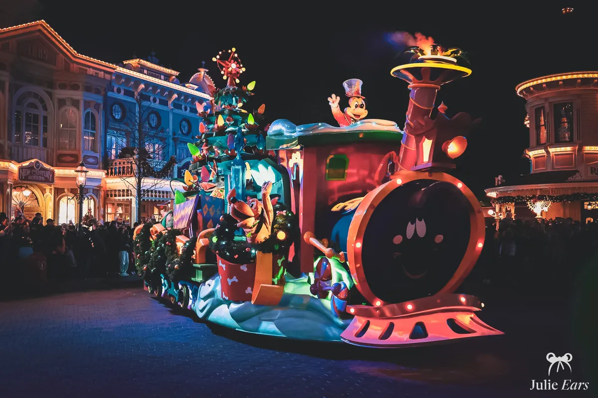 Char en forme de locomotive avec Mickey lors de la parade de Noël, de nuit à Disneyland Paris