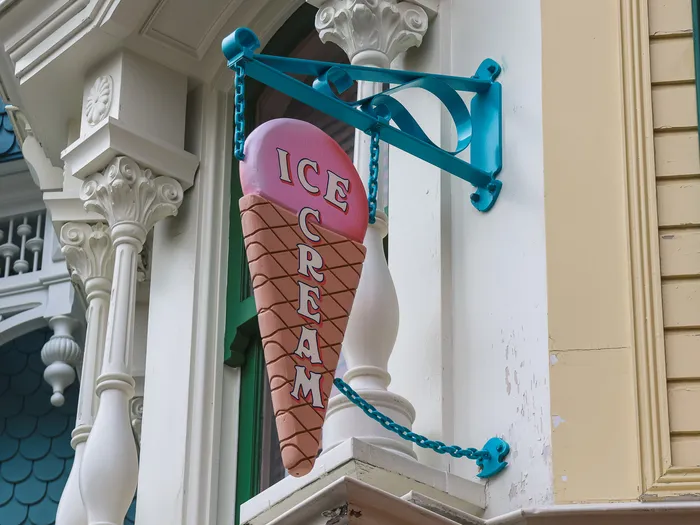 Enseigne en relief en forme de cornet marquée Ice Cream devant The Ice Cream Company sur Main Street