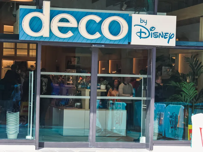 Entrée de la boutique Deco by Disney au Disney Village, enseigne bleue et portes vitrées