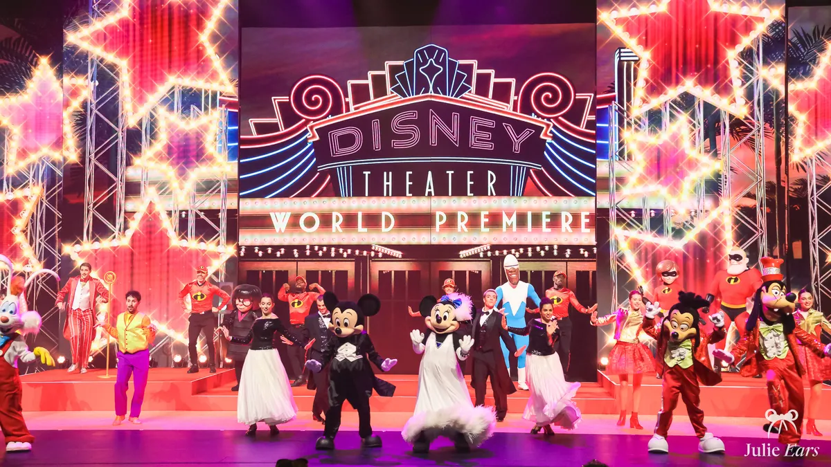 Disney Starlight Night 2025, Disneyland Pass Night: Mickey and Minnie in gala wear, Goofy and the Incredibles at a "Disney Theater World Premiere" set