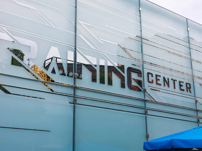 Façade vitrée gravée du Training Center, bâtiment d’entraînement de Marvel Avengers Campus.