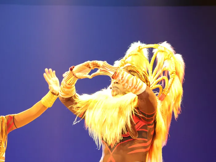 Danseur en costume de lion crinière blonde et artiste sur scène du spectacle Le Roi Lion à Disneyland Paris