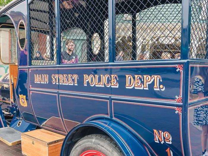 Flanc du fourgon bleu Main Street Police Dept aux roues rouges, véhicule ancien de Main Street