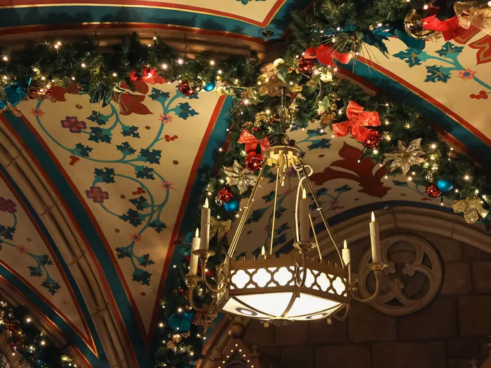 Plafond voûté décoré de guirlandes de Noël dans La Boutique du Château à Disneyland Paris.